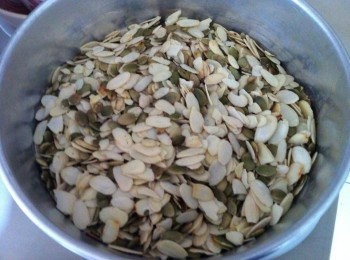 step2: 把杏仁片和瓜子下鍋炒香，盛起待涼。