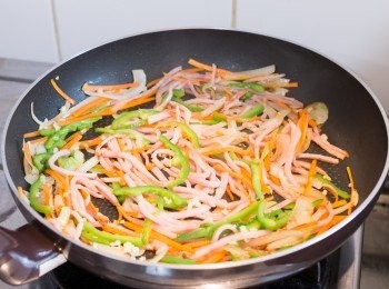 step4: 下蒜蓉同炒 1 – 2 分鐘至有香氣。