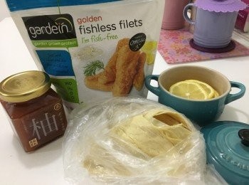 step1: 先將魚柳室溫解凍半小時至軟身, 鮮腐皮沖洗瀝乾, 檸檬切片備用