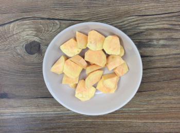 step1: 蕃薯洗淨去皮切件，蒸熟25分鐘。