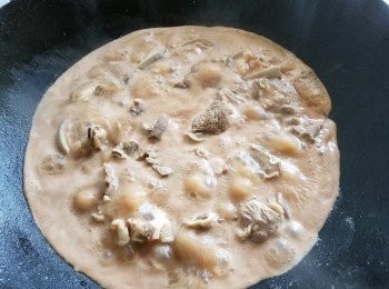 step11: 爆香蒜頭，乾蔥，薑片，南乳放入羊腩爆炒，再加水至蓋，再加入雞粉，糖，胡椒粉，黃酒，老抽，少少生抽，中火燜煮1'1/2小時