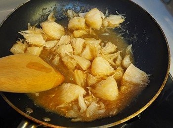 step5: 剩餘的一半柚子肉加入醃雞剩下的調味醬汁一起煮熟, 可試味, 如不夠甜可加糖或柚子蜜, 鹹味亦可適量加鹽調節.