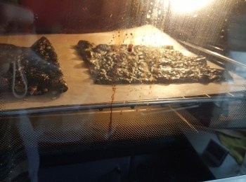 step10: 焗爐預熱160度10分鐘,將紫菜放上牛油紙上,放入焗爐後轉140度焗6分鐘,反轉再焗3分鐘,取出灘凍(起初焗好時不會太脆,當灘凍後就會更脆身)