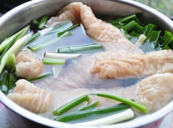 step3: 放入大蒜段、青蔥段、洋蔥片、嫩薑片於鍋裡