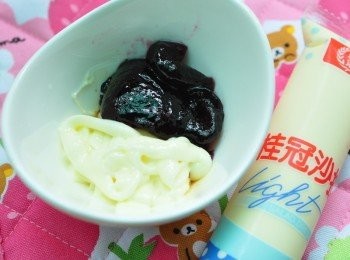 step2: <span class="group_2">莓果沙拉醬</span>製作: 桂冠Light沙拉醬+藍莓果醬 拌勻