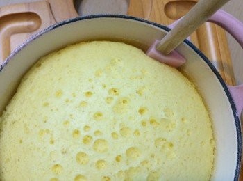 step11: 可用膠挖刀千輕輕的圍煲內一圈則可（可見圖上已成功脫煲了！）