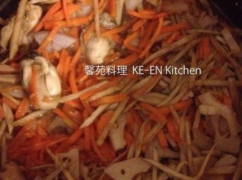 step4: 米洗乾淨倒入電鍋內再把3的醬汁 倒入、量好水分再倒入3、就可啟動電鍋按鈕