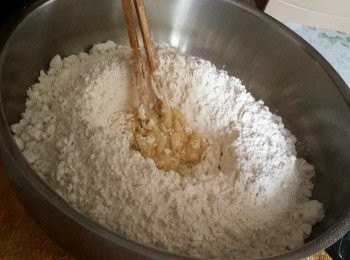 step3: 麵粉過篩，在中央撥一個小洞，加入步驟二的混合液拌勻