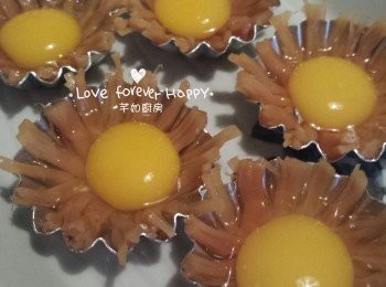 step3: 瑤柱絲放上已塗食油小杯內, 將鵪鶉蛋液置入小杯內, 大火蒸4分鐘