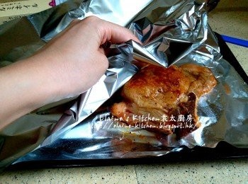 step5: 期間焗盤放上錫紙 , 將煎豬扒放上 , 再蓋上錫紙封口