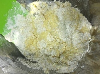 step3: 麵粉與泡打粉過篩至麵糊中
可以先用刮刀大致攪拌到這個程度後
接著手就要下去"搓湯圓"啦