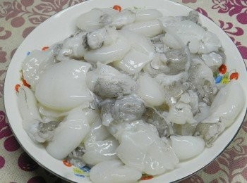 step1: 已經去外膜及內臟的花枝，整隻煮連切工都省下來了！夏天到了~小花枝可搭配海鮮沙拉，各式涼拌料理都好吃！ http://enjoyfresh.com.tw/shopping_cont.php?Key=230&uID=1&cID=11