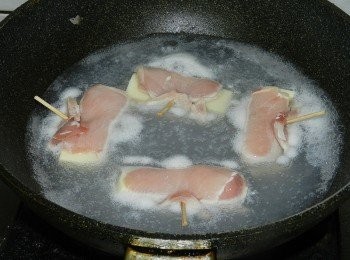 step6: 煮一鍋熱水，再放入肉捲燙熟