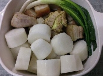 step2: 白蘿蔔洗淨切塊和豬肉葱薑蒜放入鍋內