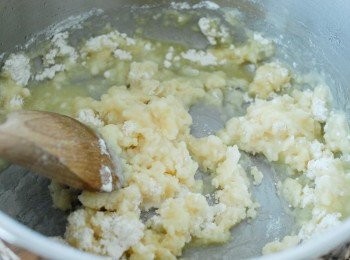 step2: 然後下中筋麵粉，快速用木勺或膠刮攪拌