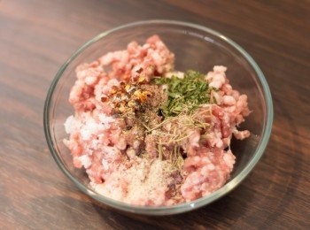 step1: <span class="group_1">肉及醃料</span>拌勻，置於至少 1 小時冰箱讓肉入味