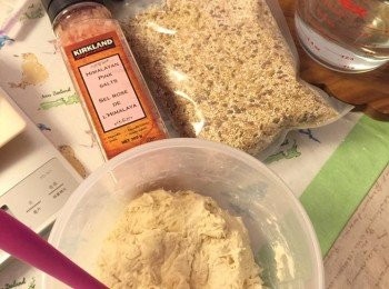 step1: 1) 徐鹽及五殼種子混合, Autolyse 20分鐘
2) 下鹽及五殼種子, 番麵一次
3) 再發20分鐘及番麵共3次
4) 雪起低發12-36小時
5) 250度加蒸汽焗10分鐘，轉220度焗10分鐘到上色即可。