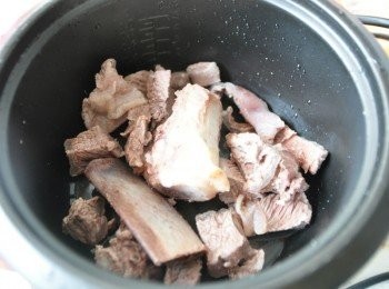 step2: 牛肉及牛骨(贈送)滾水川燙去血水撈起沖洗放入燉鍋中