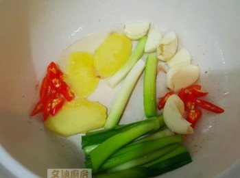 step6: 用沙煲爆香薑片、蒜仔、蒜頭、指天椒