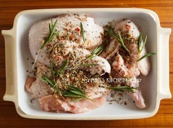 step2: 接著將步驟1的綜合香料、迷迭香、鹽巴與雞肉均勻混合醃製後備用。