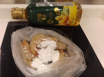 step2: 2, 蝦用廚紙索去水份, 再撲上粟粉。