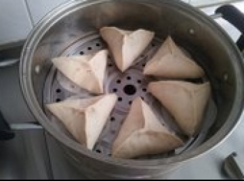 step6: 放入蒸鍋中，開鍋後18分鍾。就蒸好了，然後趁熱撒上芝麻，就完成了。