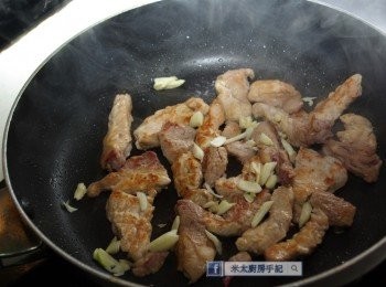 step6: 鍋中燒熱1湯匙油，把豬肉煎成兩面金黃，下蒜茸炒勻。