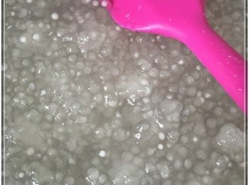 step1: 煲一煲滾水, 放入西米, 煮約5分鐘後熄火, 用蓋焗15分鐘後至西米中間還有細小白點即可, 將西米過篩去除水份, 再用水沖洗一下, 去除膠質, 瀝乾水備用