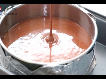 step10: 將蛋糕模放入托盤中，倒入麵糊，輕敲幾下，震出多餘氣泡。