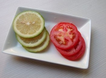 step3: 準備檸檬及蕃茄切片。