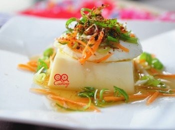 step5: 最後將芙蓉豆腐內裝附贈的調味包淋上去，灑上唐辛子七味粉，一道簡單又消暑的料理完成囉!