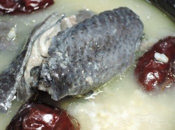 step4: 鮮嫩的烏骨雞搭配上甜美紅棗香氣，孩子們喜歡極了!!