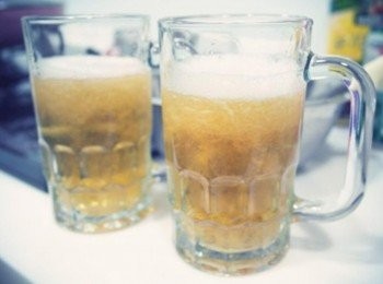 step6: 分別倒入啤酒杯內~~約7-8分滿!! 另外要留1/3的蘋果汁喔!!!