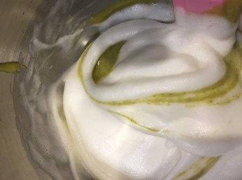 step12: 將綠茶麵糊分兩至三次加入<span class="group_2">蛋白霜</span>攪勻。