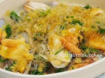 step3: 灑芫茜蔥，淋上熱油和醬油就可以 ~~