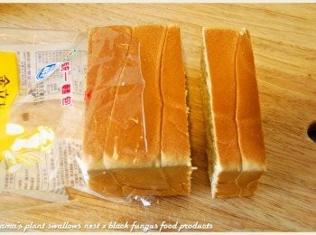 step2: 將金立方吐司直接分切成厚片吐司的大小，放入烤箱烘烤至金黃酥脆。