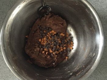 step4: 加入入爐用朱古粒搓匀。