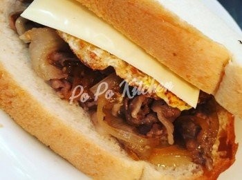 step5: 將芝士、豚里脊肉及雞蛋夾在麥包內，即成!