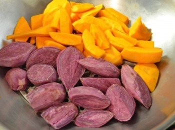 step1: 先將紫薯和南瓜去皮，南瓜去瓤籽，並且切塊，放入蒸鍋中蒸軟。