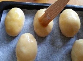 step20: 取出再掃1次蛋漿,再放入焗爐焗15分鐘,
再取出掃多一次蛋漿,放入焗爐最頂位置焗多1-2分鐘(要睇火,如夠色即可取出)即成.