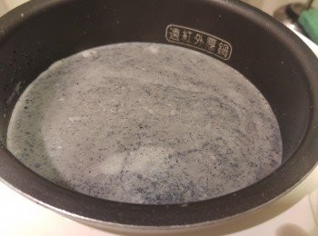 step4: 將芝麻豆漿再翻一翻熱,然後快手撞入<span class="group_2">石膏粉漿</span>內,請不要攪動只需將浮面的泡沫飛走。蓋上電飯煲蓋。(器皿size不需要太大,大約煲一至兩個麵餅的煲巳足夠。)