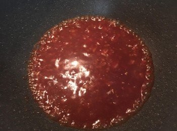 step5: 此時應轉小火,接著倒入醬油膏或蠔油,蕃茄醬和糖,