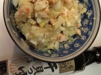 step2: 將馬鈴薯及水煮蛋切碎混合蝦泥加入干貝醬油露及香料調味