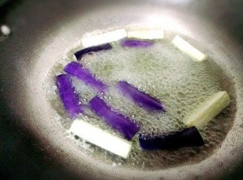 step2: 滾水加人一匙油和鹽放入切好的茄子蓋鍋蓋煮到自己喜愛茄子的軟度~撈起