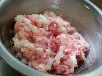 step3: 瘦肉切幼粒再略琢， 加入蝦粒及調味料，攪至起膠， 雪30分鐘