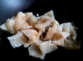 step5: 燒紅鑊 , 爆香蒜粒及乾蔥粒有香味後 , 加入豬皮拌勻數分鐘