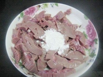 step3: 接著豬腰用小半杯黃酒浸泡20分鐘去臊味。然後再清洗亁淨，最後放入澱粉拌勻。