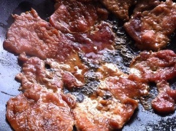 step2: 取出肉片退冷30分鐘
鍋內加入適量的食油，把肉片一片一片的下鍋，以中火前後煎熟