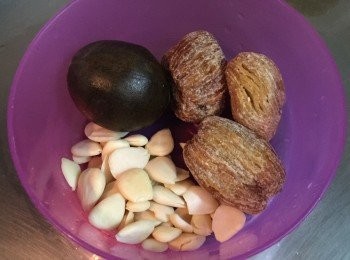 step3: 大白菜丶蜜棗丶南北杏丶羅漢果洗淨，羅漢果切開備用。