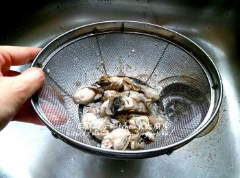 step2: 將蠔仔放入碗內加入熱水灼3分鐘 , 倒去熱水及瀝乾水份備用